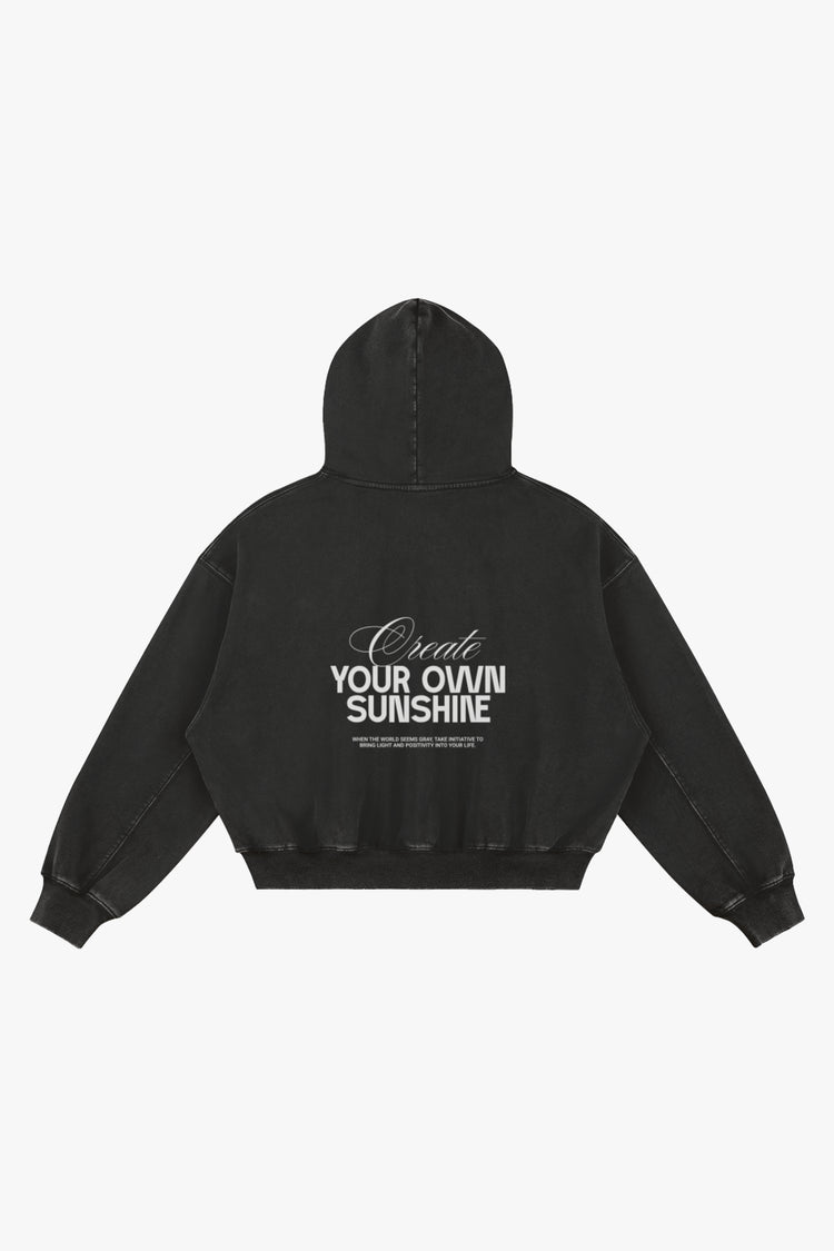 sudadera negra con el diseño "Create your own sunshine" en purpurina blanca