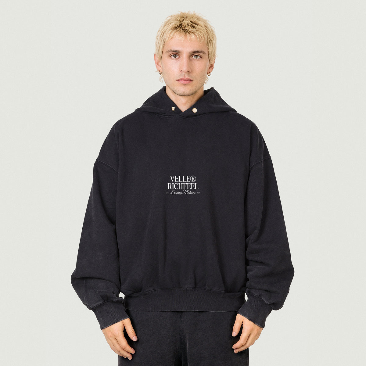 sudadera negra con el diseño "Create your own sunshine" en purpurina blanca