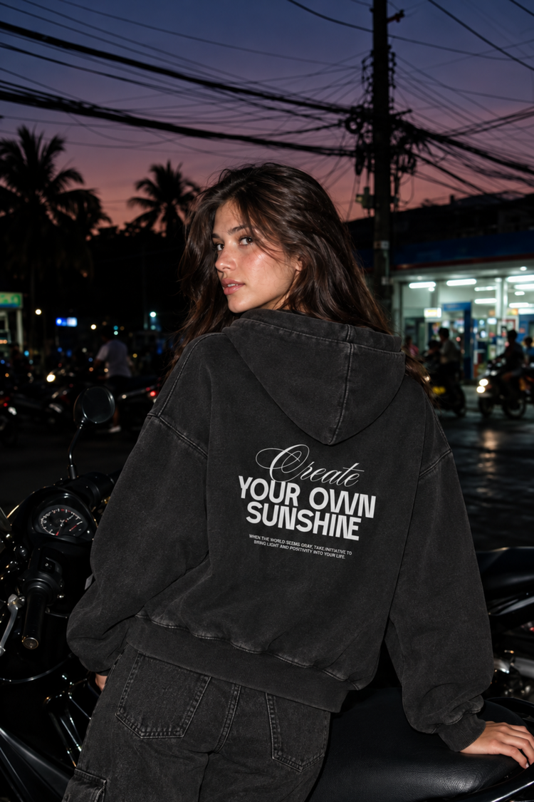sudadera negra con el diseño "Create your own sunshine" en purpurina blanca