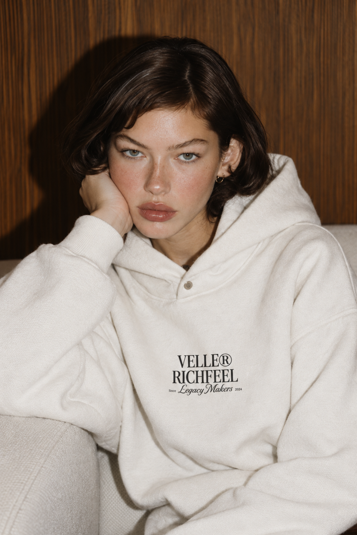 hoodie branca com arte "Ceate your own sunshine" em glitter preto