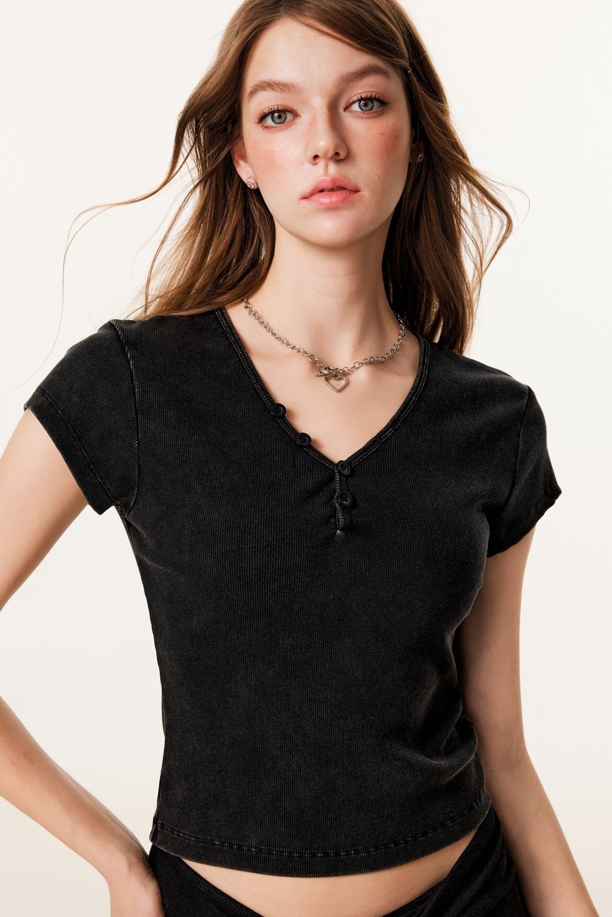 275GSM Women’s V-Neck Ski-Inspired Distressed-Wash T-shirt Snow wash