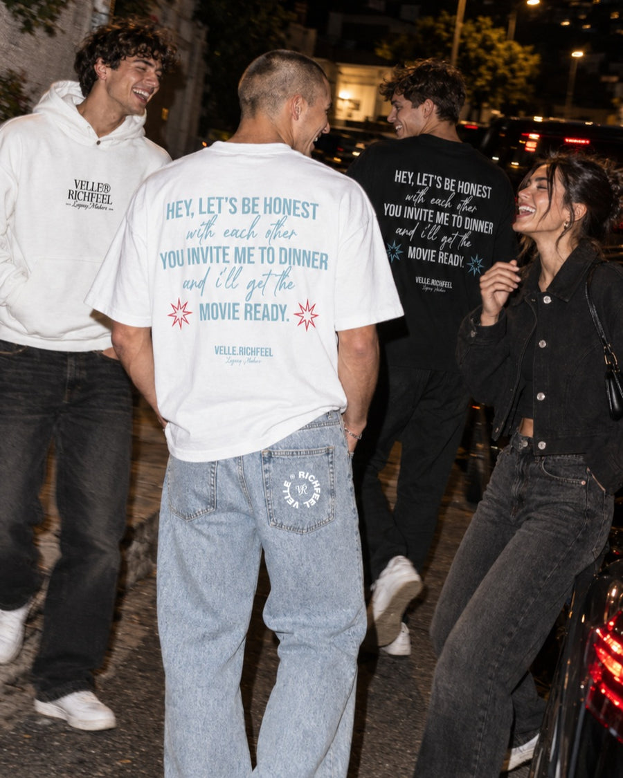 camiseta unissexo de corte boxy com arte "BE HONEST"
